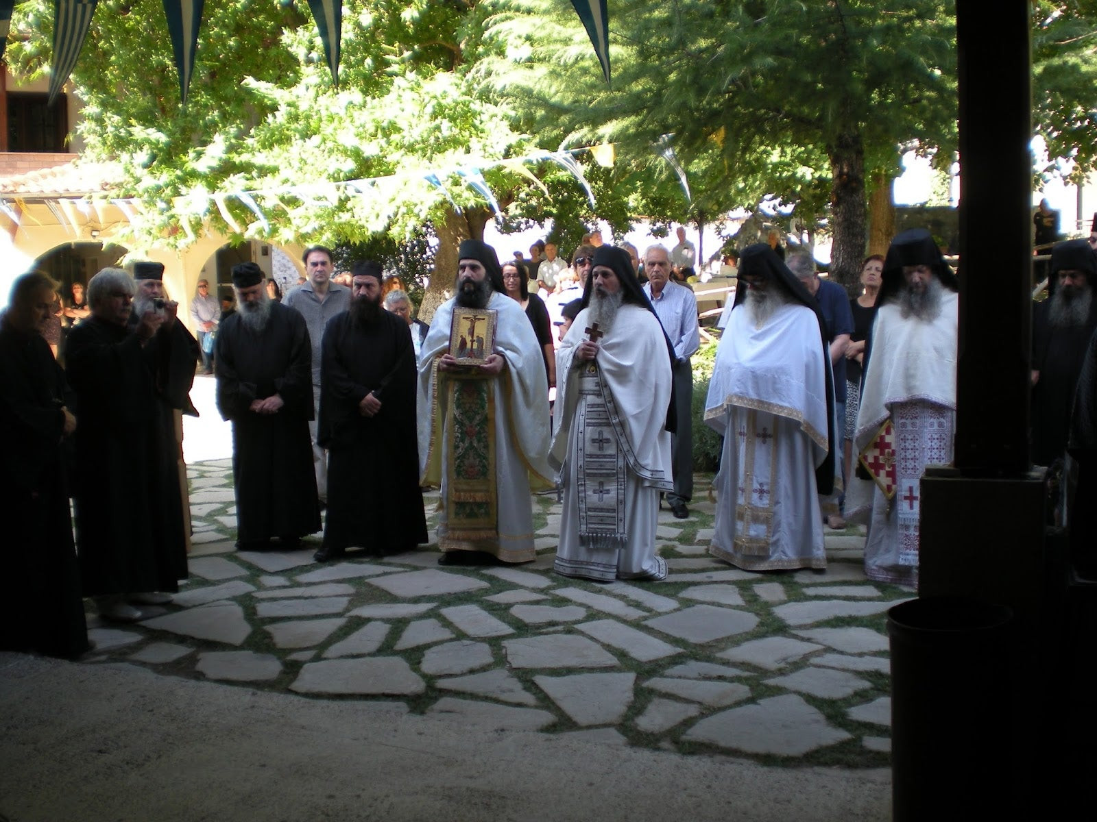 Ιερός πόλεμος για το μοναστήρι των διωκομένων στην Εορδαία – Αρχιμανδρίτες: Βαριά κανονική αταξία-Πιστοί: Δειλός και δουλικός στον Πατριάρχη ο Μητροπολίτης Θεόκλητος